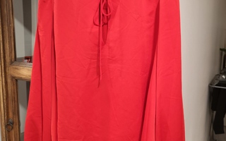 Punainen pitkähihainen kiiltävä paita XL naruja