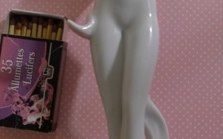 Figuuri alaston nainen posliinia korkeus 24cm