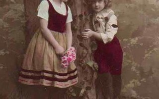 LAPSI / Ujo pieni tyttö ja poika puiden alla. 1900-l.