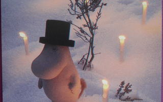 Muumipappa lumihangella kynttilöiden keskellä