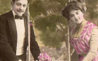 RAKKAUS / Romanttinen pari, riippukeinu ja kukkia. 1900-l.