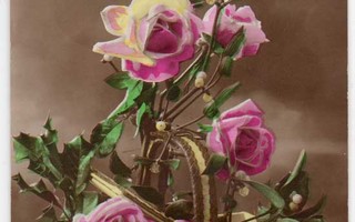 KUKKIA / Futuristinen ranskalainen ruusuasetelma. 1900-l.