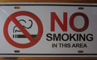 NO smoking in this area - Metallinen taulu 15,5x31,7cm