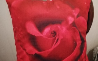 Punainen iso ruusu tyynynpäällinen