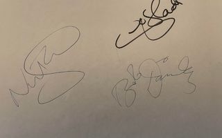 Gary Mooren bändin nimikirjoitukset paperilla