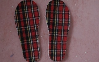 Aino -kenkien pohjalliset skottiruutu 16,2 cm koko n. 25