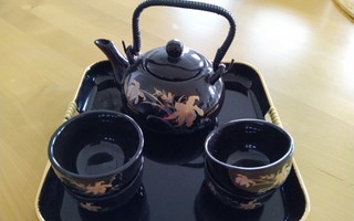 Kaunis kiinalainen teesetti, teekupit, teekannu tarjotin