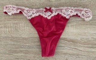 Victoria’s Secret punaiset stringit pitsireunuksella S