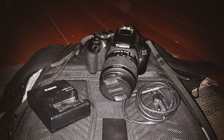 Canon EOS 1300D, EF-S 18-55mm, laturi + kaksi akkua