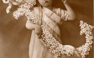 LAPSI / Ihana pieni tyttö ja suuri kukka ankkuri. 1910-l.