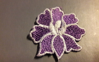 Brodeerattu kukka violetti