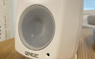 Genelec 6010A kaiutinpari ja 9000A äänenvoimakkuuden säädin