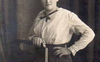 MUOTI / Nuori nainen ruutupaidassa. 1910-l.