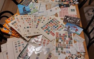 Yllätyserä valtavasti postimerkkeilytavaraa ja merkkejä