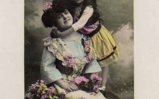 ÄITI / Tyttö halaa tummaa, kaunista äitiään. 1900-l.
