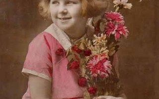 LAPSI / Hymyilevä tyttö lohenpunaisessa mekossa. 1920-l.