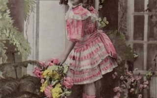LAPSI / Viehättävä pieni tyttö portaalla. 1900-l.