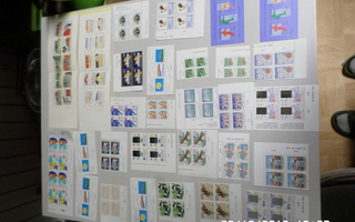 Suomalaisia  postimerkkejä  2  kansiota  ja  27 kpl liuskoja