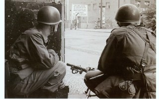 Vanha postikortti Berliini sotilaita Checkpoint Charlie