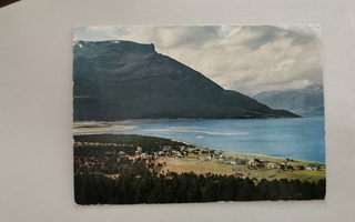 Utsikt över Skibotn. Lyngen, Norge, kulkenut postikortti