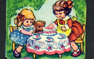 EO 8010 - Tytöt ja nalle syövät kakkua puutarhassa - Agathon