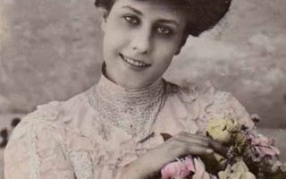 NAINEN / Hymyilevä tumma tyttö ja romanttiset kukat. 1900-l.