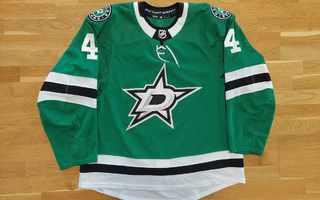 Miro Heiskanen #4 Game Worn pelipaita Dallas Stars