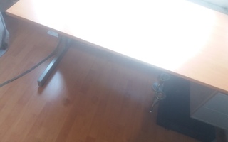 Iso IKEA kirjoituspöytä