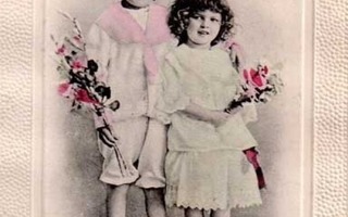 LAPSI / Röyhelömekkoinen tyttö, poika ja kukkaoksat. 1900-l.