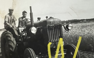 Valokuva Fordson traktori ja kuskit