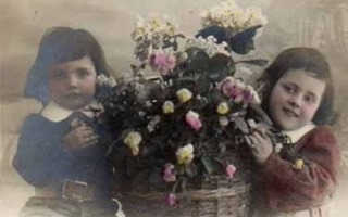 LAPSI / Romanttiset pienet pojat ja suuri kukkakori. 1900-l.