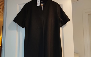 Uusi musta mekko koko L