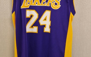 Kobe Briant  Lakers .Pelipaikka Adidas koko XS