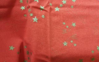 Punainen pohja jossa tähtiä joulukangas 180x75cm