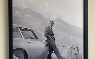 James Bond 007: Goldfinger - Sean Connery with the Iconic As