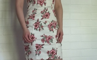 Uusi H&M valkoinen mekko punaisilla kukilla 38