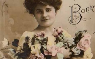 NAINEN / Romanttinen tyttö ja kaunis ruusuköynnös. 1900-l.