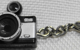 Pikkukameran muotoinen avaimenperä, Lomography