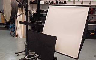 Studioon Broncolor retro-salamia ja jalustoja sekä valo