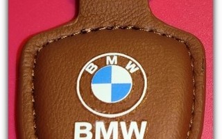 Pieni nahkainen ruskea BMW avaimenperä