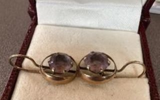 K50 keltakulta korvakorut violetin värisillä kivillä