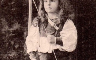 LAPSI / Kiharahiuksinen poika ja jousipyssy. 1900-l.