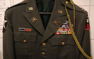 Aito U.S Jalkaväen everstin takki kunniamerkeillä