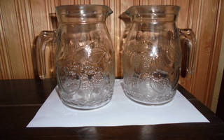 Kaksi lasista vesi- / mehukannua, 1,2 litraa