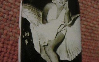 Marilyn Monroe Peltirasia (pieni)
