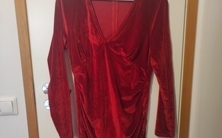 Punainen mekko koko L