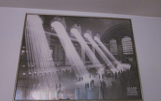 Kuva v.1934 New Yorkin rautatie aseman aukiosta. Taulussa