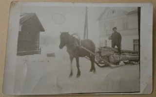 Mies ja hevonen tukinajossa, talvikuva, mv valokuva / kortti