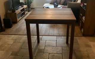 Uusi puusepän tamminen pöytä