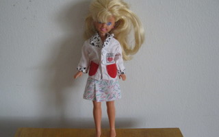 Barbie Stacie nukelle takki ja puolihame.